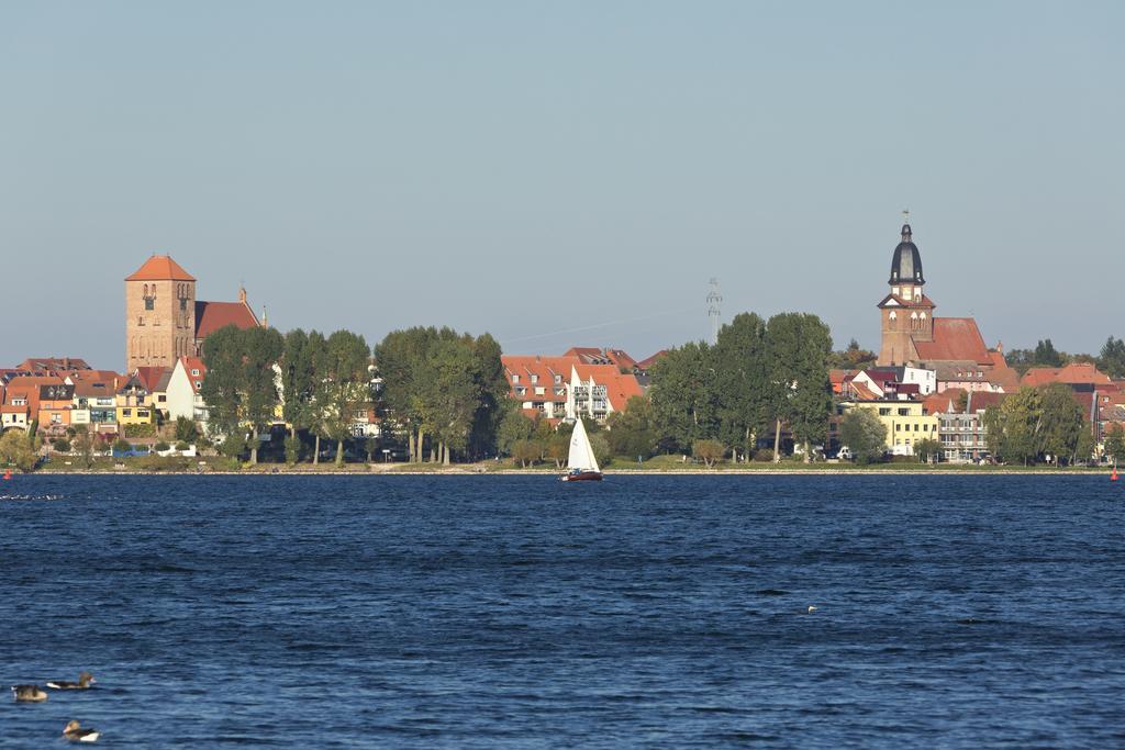 Seehotel Ecktannen Waren  Buitenkant foto