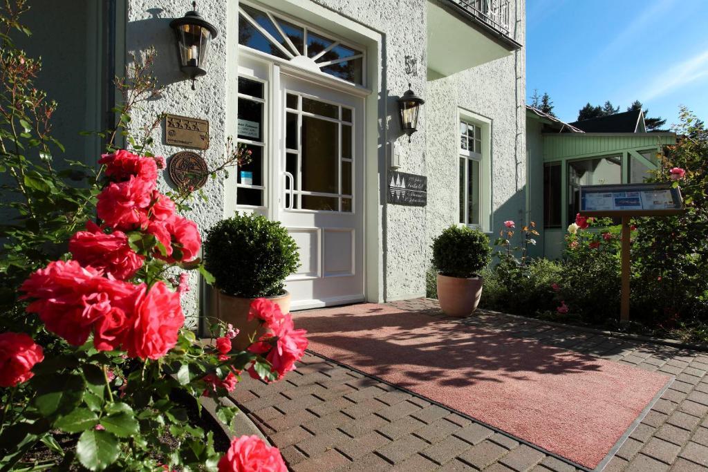 Seehotel Ecktannen Waren  Buitenkant foto